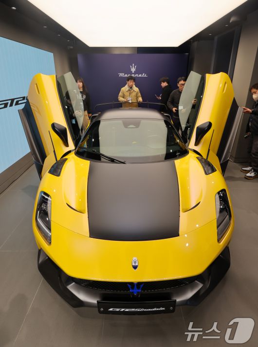 마세라티 코리아 고성능 슈퍼 스포츠카 ‘GT2 스트라달레(Stradale)’ 공식 출시 행사가 열린 22일 경기 성남시 분당구 마세라티 판교 전시장에 차량이 진열돼 있다. ⓒ News1 안은나 기자