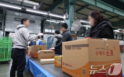 명절을 앞두고 택배 작업을 하고 있는 모습.. 2025.1.13/뉴스1 ⓒ News1 김영운 기자