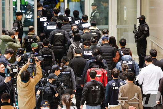 캄보디아를 거점으로 대규모 스캠 범죄를 저지른 한국 국적 피의자 73명이 23일 오전 인천국제공항 2터미널을 통해 강제 송환되고 있다. 2026.1.23/뉴스1 ⓒ News1 안은나 기자
