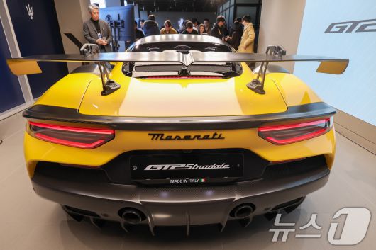 마세라티 스포츠카 ‘GT2 스트라달레(Stradale)’ 국내 공식 출시 행사가 열린 22일 경기 성남시 분당구 마세라티 판교 전시장에 차량이 진열돼 있다. 2026.01.22/ 뉴스1 ⓒ News1 안은나 기자