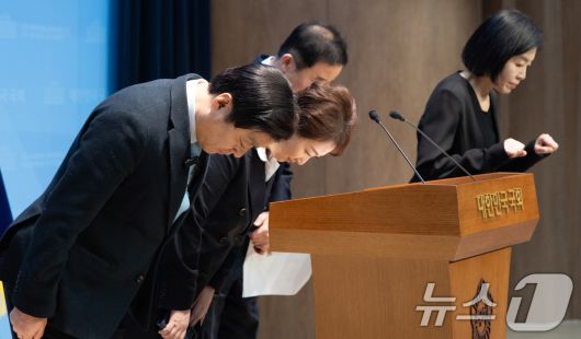 이언주, 황명선, 강득구 더불어민주당 최고위원이 23일 서울 여의도 국회 소통관에서 정청래 대표의 조국혁신당과의 합당 제안과 관련해 규탄 및 사과를 촉구하는 기자회견을 하기에 앞서 인사하고 있다. 2026.1.23/뉴스1 ⓒ News1 이승배 기자