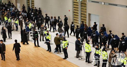 캄보디아를 거점으로 대규모 스캠 범죄를 저지른 한국 국적 피의자 73명이 23일 오전 인천국제공항 2터미널을 통해 강제 송환되고 있다. 2026.1.23/뉴스1 ⓒ News1 안은나 기자