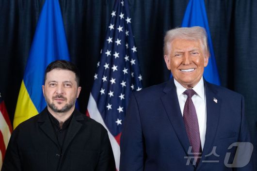 볼로디미르 젤렌스키 우크라이나 대통령(왼쪽)과 도널드 트럼프 미국 대통령이 22일(현지시간)스위스 다보스에서 열린 세계경제포럼(WEF) 연차총회 기간 중 회담을 갖고 기념 촬영을 했다. 사진은 우크라이나 대통령실이 촬영, 배포. 2026.01.22.ⓒ AFP=뉴스1