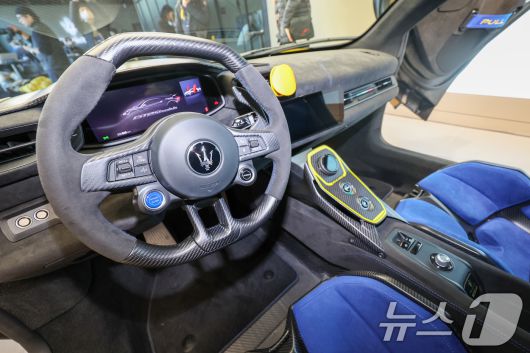 마세라티 코리아 고성능 슈퍼 스포츠카 ‘GT2 스트라달레(Stradale)’ 공식 출시 행사가 열린 22일 경기 성남시 분당구 마세라티 판교 전시장에 차량이 진열돼 있다. ⓒ News1 안은나 기자