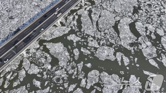 연일 한파가 이어지고 있는 23일 경기 김포시 일산대교 일대 한강 위에 유빙이 떠다니고 있다. 2026.1.23/뉴스1 ⓒ News1 김도우 기자
