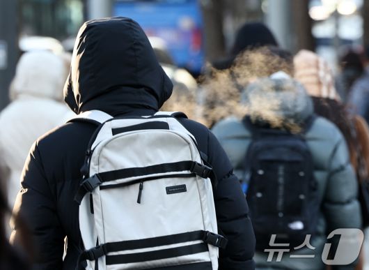 연일 한파가 이어지는 23일 오전 서울 종로구 세종대로사거리에서 두터운 옷차림을 한 시민들이 발걸음을 서두르고 있다. 2026.1.23/뉴스1 ⓒ News1 최지환 기자