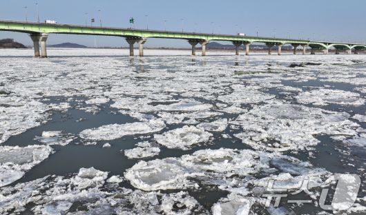 연일 한파가 이어지고 있는 23일 경기 김포시 일산대교 일대 한강 위에 유빙이 떠다니고 있다. 2026.1.23/뉴스1 ⓒ News1 김도우 기자