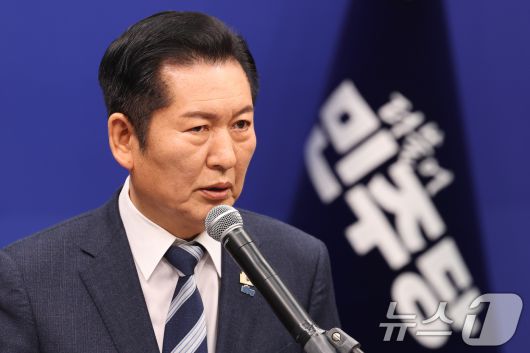 정청래 더불어민주당 대표가 지난 22일 서울 여의도 국회에서 긴급 기자회견을 열고 조국혁신당과 합당을 제안하고 있다. 2026.1.22/뉴스1 ⓒ News1 유승관 기자