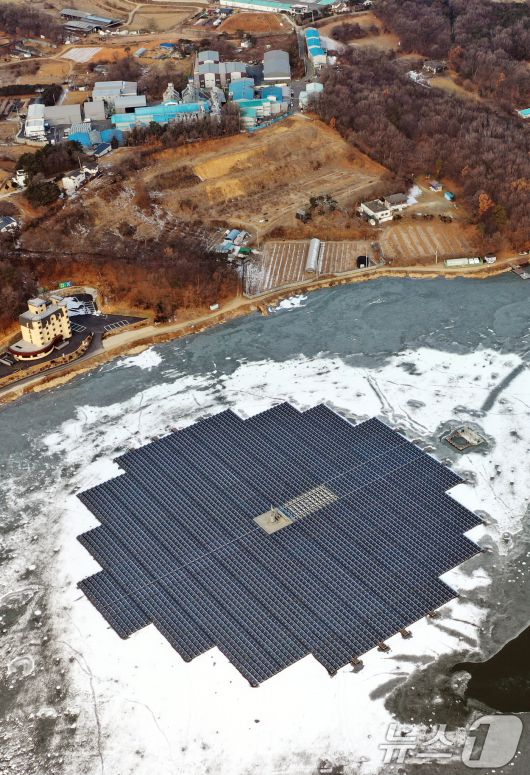 연일 북극 한파가 지속되고 있는 23일 경기 화성시 멱우지에 설치된 수상태양광발전소 주변이 얼어 있다. 2026.1.23/뉴스1 ⓒ News1 김영운 기자