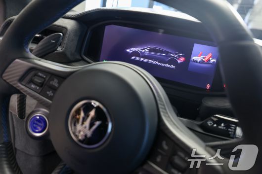 마세라티 코리아 고성능 슈퍼 스포츠카 ‘GT2 스트라달레(Stradale)’ 공식 출시 행사가 열린 22일 경기 성남시 분당구 마세라티 판교 전시장에 차량이 진열돼 있다. ⓒ News1 안은나 기자