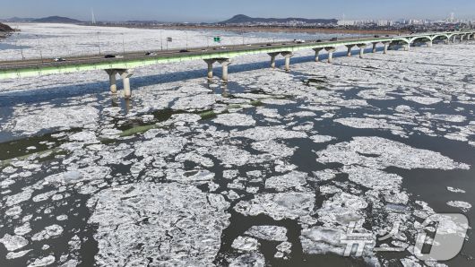 연일 한파가 이어지고 있는 23일 경기 김포시 일산대교 일대 한강 위에 유빙이 떠다니고 있다. 2026.1.23/뉴스1 ⓒ News1 김도우 기자