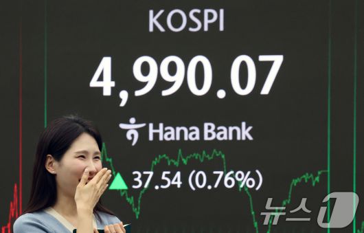 코스피 지수가 종가 기준 사상 최고치를 갈아치운 23일 오후 서울 중구 하나은행 본점 딜링룸 전광판에 코스피 종가가 표시되고 있다. 이날 코스피는 전 거래일 대비 37.54p(0.76%) 오른 4990.07, 코스닥은 23.59p(2.43%) 오른 993.94에 장을 마쳤다. 서울 외환시장에서 원·달러 환율은 전일 대비 4.1원 내린 1465.8원에 주간 거래를 마감했다. 2026.1.23/뉴스1 ⓒ News1 오대일 기자