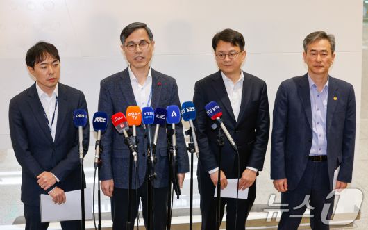 캄보디아를 거점으로 대규모 스캠 범죄를 저지른 한국 국적 피의자 73명이 강제 소환된 23일 오전 인천국제공항 2터미널에서 초국가범죄 특별대응 태스크포스(TF) 유승렬 치안감이 브리핑을 하고 있다. 2026.1.23/뉴스1 ⓒ News1 안은나 기자