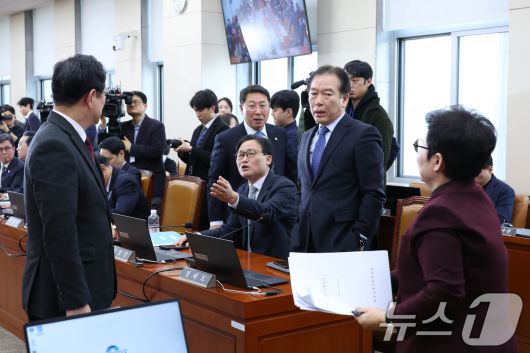 정태호 더불어민주당 간사와 박수영 국민의힘 간사가 19일 서울 여의도 국회에서 열린 재정경제기획위원회가 정회된 후 대화하고 있다. 2026.1.19/뉴스1 ⓒ News1 신웅수 기자