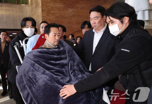 '통일교·공천헌금' 쌍특검법 수용을 촉구하며 단식을 시작한 장동혁 국민의힘 대표가 지난 22일 서울 여의도 국회에서 단식 8일 만에 박근혜 전 대통령의 단식 중단 권고를 받아들여 병원으로 이송되고 있다. 2026.1.22/뉴스1 ⓒ News1 국회사진기자단