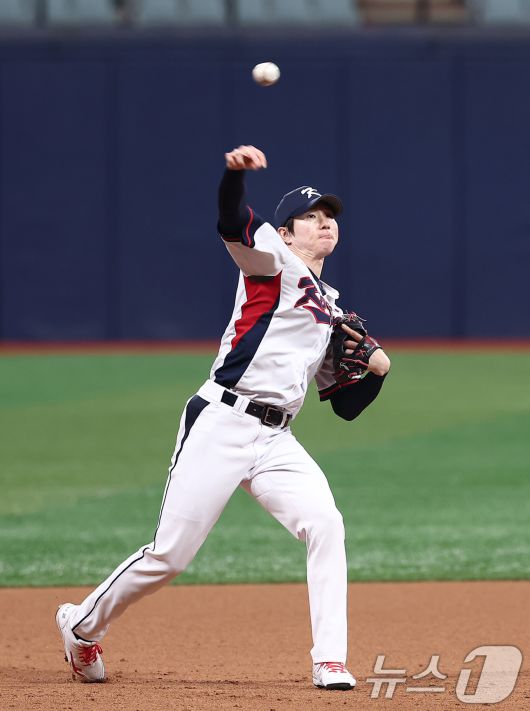 야구대표팀 박성한이 4일 서울 고척스카이돔에서 훈련을 하고 있다. 류지현 감독이 이끄는 대표팀은 오는 8,9일 체코에 이어 15,16일에 일본과의 평가전 경기를 치를 예정이다. 2025.11.4/뉴스1 ⓒ News1 김성진 기자