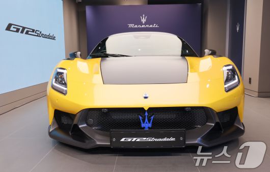 마세라티 코리아 고성능 슈퍼 스포츠카 ‘GT2 스트라달레(Stradale)’ 공식 출시 행사가 열린 22일 경기 성남시 분당구 마세라티 판교 전시장에 차량이 진열돼 있다. 2026.1.22/뉴스1 ⓒ News1 안은나 기자