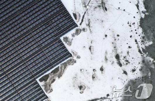 연일 북극 한파가 지속되고 있는 23일 경기 화성시 멱우지에 설치된 수상태양광발전소 주변이 얼어 있다. 2026.1.23/뉴스1 ⓒ News1 김영운 기자