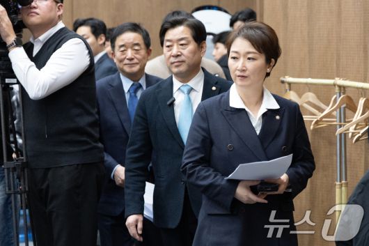 이언주, 황명선, 강득구 더불어민주당 최고위원이 23일 서울 여의도 국회 소통관에서 정청래 대표의 조국혁신당과의 합당 제안과 관련해 규탄 및 사과를 촉구하는 기자회견을 위해 단상으로 향하고 있다. 2026.1.23/뉴스1 ⓒ News1 이승배 기자