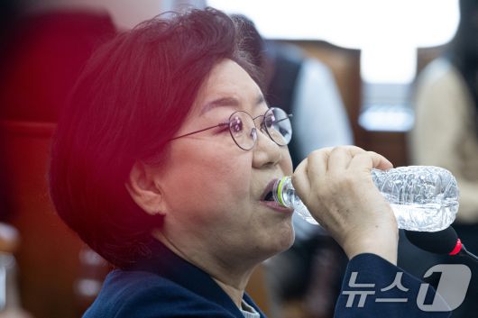 이혜훈 기획예산처 장관 후보자가 23일 서울 여의도 국회에서 열린 제431회국회(임시회) 재정경제기획위원회 인사청문회에 출석해 물을 마시고 있다. 2026.1.23/뉴스1 ⓒ News1 이승배 기자