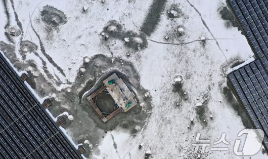 연일 북극 한파가 지속되고 있는 23일 경기 화성시 멱우지에 설치된 수상태양광발전소 주변이 얼어 있다. 2026.1.23/뉴스1 ⓒ News1 김영운 기자
