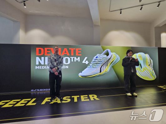 푸마(PUMA)가 23일 서울 성동구 일대에서 '푸마 디비에이트 나이트로 4 론칭 기념 쇼케이스'를 개최했다. 데미언 페리 푸마(PUMA) 글로벌 러닝 PLM(왼쪽)과 장보경 푸마코리아 풋웨어 팀장.ⓒ 뉴스1/김진희 기자.