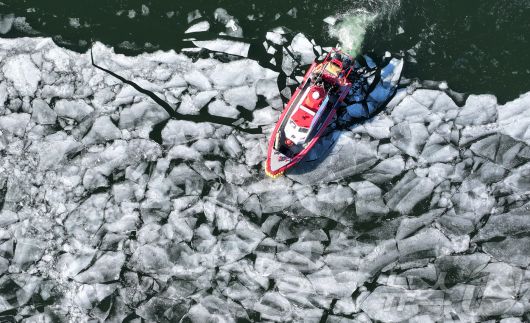 전국 대부분 지역 아침 기온이 영하 10도 안팎으로 떨어지며 한파가 이어진 지난 22일 서울 한강 광나루한강공원 선착장 인근에서 119 광나루수난구조대가 순찰 근무를 하며 출동로 확보 작업을 하고 있다. 2026.1.22/뉴스1 ⓒ News1 김성진 기자