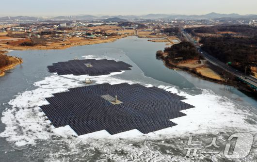 연일 북극 한파가 지속되고 있는 23일 경기 화성시 멱우지에 설치된 수상태양광발전소 주변이 얼어 있다. 2026.1.23/뉴스1 ⓒ News1 김영운 기자