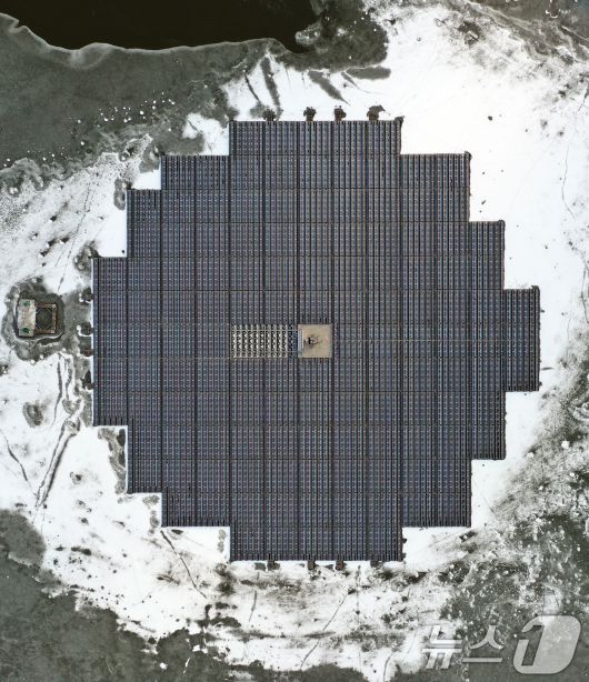 연일 북극 한파가 지속되고 있는 23일 경기 화성시 멱우지에 설치된 수상태양광발전소 주변이 얼어 있다. 2026.1.23/뉴스1 ⓒ News1 김영운 기자