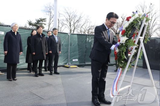 김민석 국무총리가 22일(현지시간) 미국 워싱턴D.C. 한국전 참전기념공원을 방문해 한국전 참전기념비에 헌화하고 있다. (총리실 제공. 재판매 및 DB 금지) 2026.1.23/뉴스1