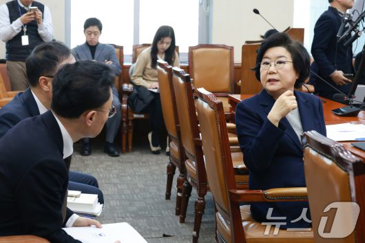 이혜훈 기획예산처 장관 후보자가 23일 서울 여의도 국회에서 열린 인사청문회에 출석해 관계자와 대화하고 있다. 2026.1.23/뉴스1 ⓒ News1 국회사진기자단