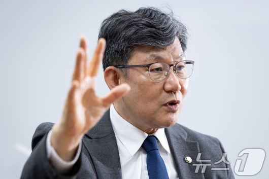 김남근 더불어민주당 의원이 18일 서울 여의도 국회 의원회관에서 뉴스1과 인터뷰하고 있다. ⓒ News1 유승관 기자