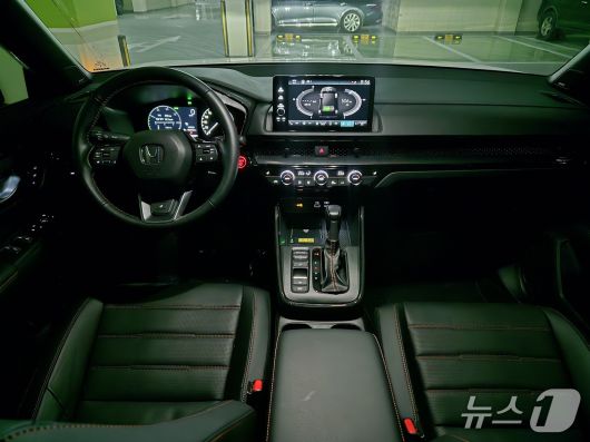 혼다의 준중형 SUV 'CR-V'의 6세대 부분변경 모델인 '뉴 CR-V 하이브리드'의 1열 실내 모습. 2026.01.19/뉴스1 김성식 기자