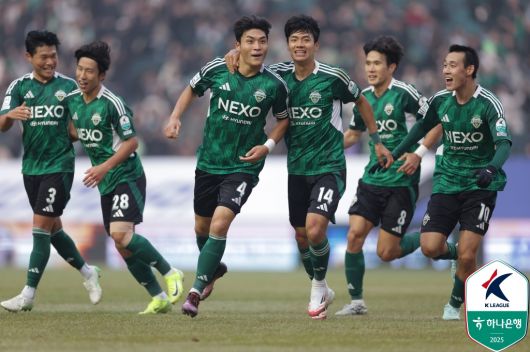 팀의 주장 박진섭과 공격의 핵이었던 전진우(이상 가운데), 윙포워드 송민규(맨 오른쪽) 등 떠난 이들이 많다. 하지만 팀에 합류한 이들의 면면도 화려하다. (한국프로축구연맹 제공)