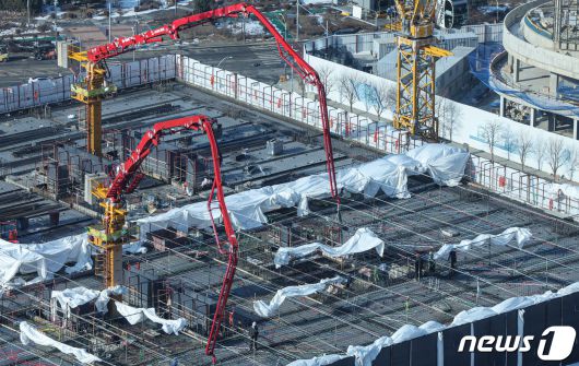 송도신도시 신축아파트 공사현장의 모습. 뉴스1 ⓒ News1 김도우 기자