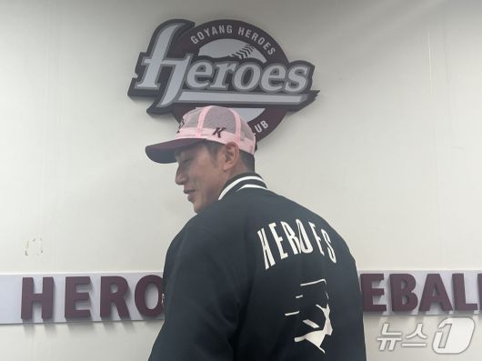 키움 히어로즈로 복귀한 서건창이 26일 경기 고양 국가대표 야구훈련장에서 사진 촬영 포즈를 취하고 있다. 2026.1.26/뉴스1 ⓒ News1 이상철 기자