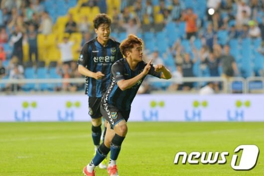 시계를 가리키는 세리머니를 하는 송시우. 2017.7.16/뉴스1 ⓒ News1 구윤성 기자