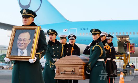 베트남 출장 중 심근경색으로 쓰러져 별세한 이해찬 민주평화통일자문회의 수석부의장의 시신이 27일 오전 인천국제공항에 도착, 빈소가 마련된 서울대병원 장례식장으로 운구되고 있다. 2026.1.27/뉴스1 ⓒ News1 공항사진기자단