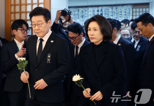 이재명 대통령과 김혜경 여사가 27일 서울 종로구 서울대학교병원 장례식장에 마련된 故 이해찬 전 국무총리(민주평화통일자문회의 수석부의장)의 빈소에서 조문을 하고 있다. (청와대통신사진기자단) 2026.1.27/뉴스1 ⓒ News1 이재명 기자