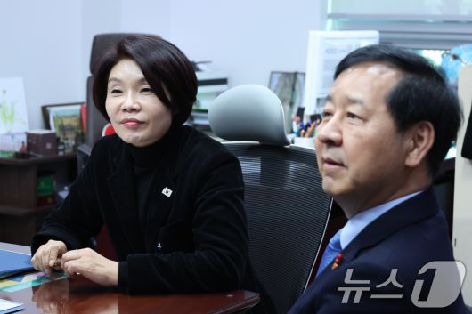 구윤철 부총리 겸 재정경제부 장관이 27일 서울 여의도 국회 의원회관에서 한정애 더불어민주당 정책위의장과 면담하고 있다. 2026.1.27/뉴스1 ⓒ News1 신웅수 기자