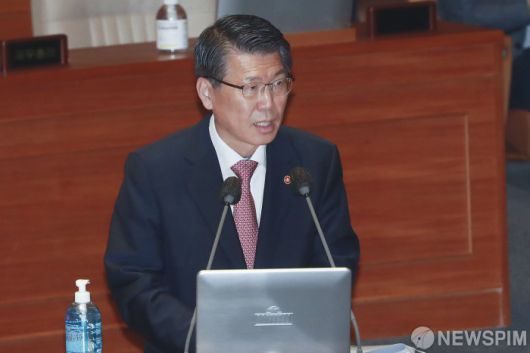 [서울=뉴스핌] 이형석 기자 = 은성수 금융위원장이 23일 오후 서울 여의도 국회에서 열린 본회의에서 경제에 관한 대정부 질문에 답하고 있다. 2020.07.23 leehs@newspim.com