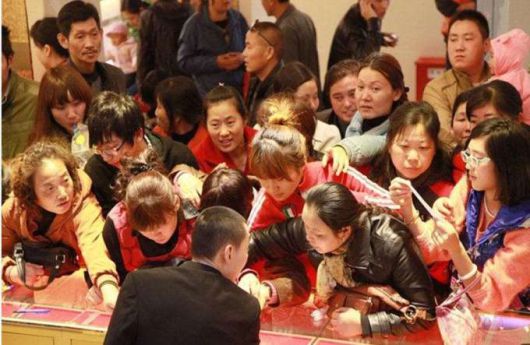 중국 매체에 보도된 2013년 4월 귀금속 판매점에 몰려든 중국 부녀자들의 모습. 당시 '중국 아줌마 부대'의 금 사재기 열풍이 사회적으로 큰 화제가 됐다.