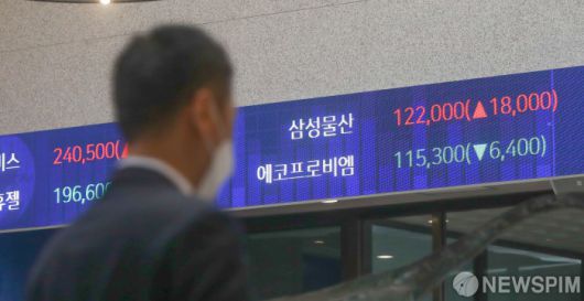 [서울=뉴스핌] 최상수 기자 = 고(故) 이건희 삼성그룹 회장이 별세한 가운데 26일 오전 서울 여의도 한국거래소에 삼성 관련 주식 가격이 전광판에 표시되고 있다. 이날 금융권에 따르면, 지난 6월말 기준 이 회장은 삼성생명을 20.76%(2.6조원 규모)를 보유한 최대주주이다. 또한 삼성물산은 19.34%를 보유하여 2대주주인 것으로 나타났다. 2020.10.26 kilroy023@newspim.com