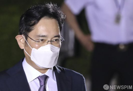 [서울=뉴스핌] 이한결 기자 = 불법 경영 승계 의혹을 받는 이재용 삼성전자 부회장이 지난 6월 8일 오후 서울 서초구 서울중앙지방법원에서 열린 구속 전 피의자 심문(영장실질심사)를 마친 뒤 결과를 대기하기 위해 나서고 있다. 2020.06.08 alwaysame@newspim.com