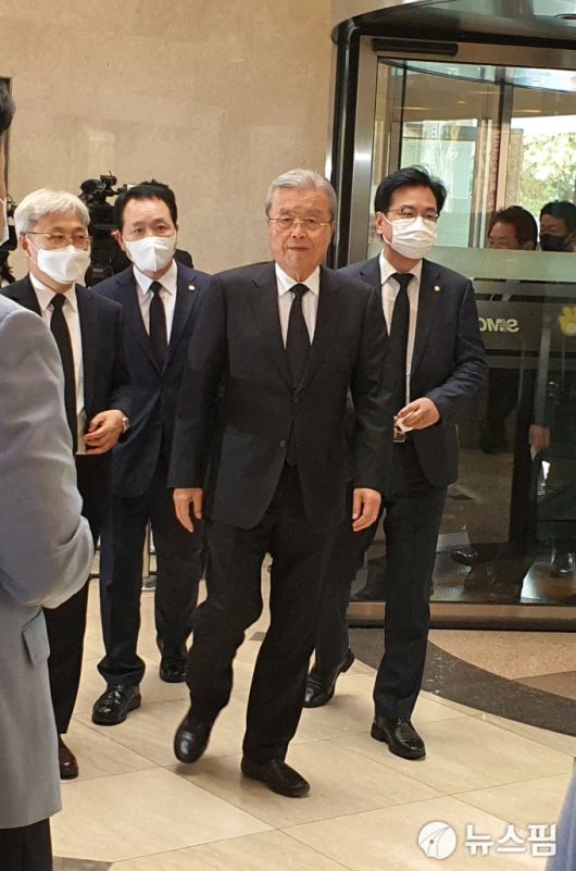 [서울=뉴스핌] 심지혜 기자 = 김종인 국민의힘 비상대책위원장이 26일 삼성 서울병원에 마련된 고 이건희 회장의 빈소를 찾았다.  2020.10.26 sjh@newspim.com