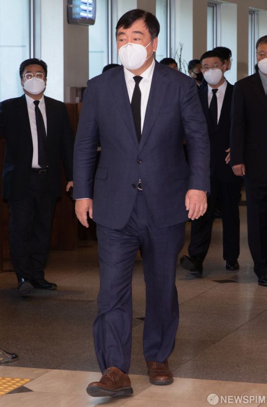 [서울=뉴스핌] 사진공동취재단 = 싱하이밍 주한 중국대사가 26일 오전 서울 강남구 서울삼성병원 장례식장에 마련된 고(故) 이건희 삼성그룹 회장 빈소에서 조문을 마치고 나서고 있다. 2020.10.26 photo@newspim.com