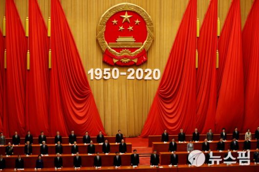 [베이징 로이터=뉴스핌] 이홍규 기자 = 시진핑 중국 국가주석과 리커창 총리가 베이징 인민대회당에서 열린 항미원조(抗美援朝·미국에 맞서 북한을 도움) 70주년 기념행사에 참석했다. 항미원조는 중국 정부가 6·25전쟁을 일컫는 명칭이다. 2020.10.23 bernard0202@newspim.com