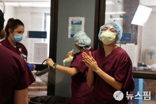 [버뱅크 로이터=뉴스핌] 이홍규 기자 = 미국 캘리포니아 주 버뱅크에 위치한 '프로비던스 세인트 조셉 의료센터'에서 간호사가 코로나19 중환자의 상태를 확인한 뒤 손을 소독하고 있다. 2020.11.19 bernard0202@newspim.com