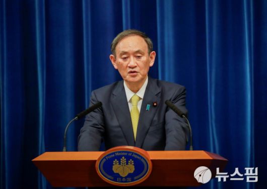 [도쿄 로이터=뉴스핌] 김선미 기자 = 스가 요시히데(菅義偉) 일본 총리가 4일 임시 국회 종료 후 기자회견에 나섰다. 2020.12.04 gong@newspim.com