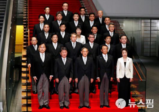 [도쿄 로이터=뉴스핌] 오영상 전문기자 = 제1차 스가 내각 각료들이 기념촬영을 하고 있다. 앞줄 가운데가 스가 요시히데(菅義偉) 총리. 2020.09.17 goldendog@newspim.com